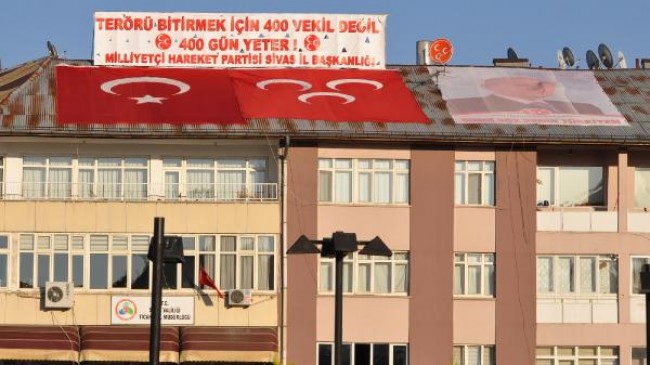 MHP’nin pankartına Sivas Valiliğinden uyarı