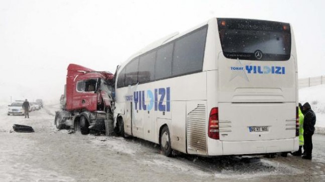 Sivas’ta Yolcu Otobüsü TIR’la Çarpıştı: 1 Ölü, 15 Yaralı