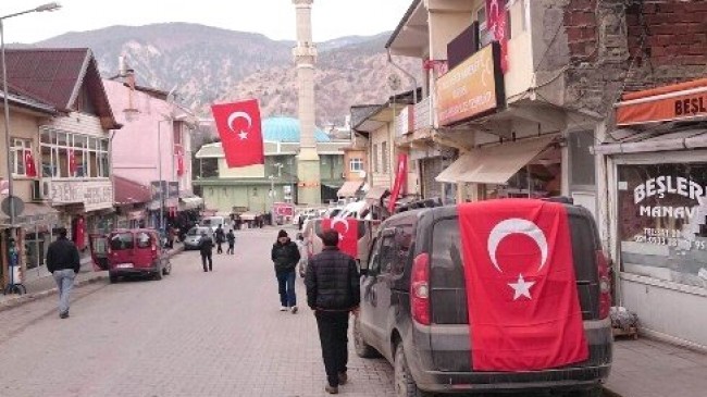 Sivaslı şehidin baba ocağına Türk bayrakları asıldı