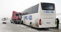 Sivas’ta Yolcu Otobüsü TIR’la Çarpıştı: 1 Ölü, 15 Yaralı